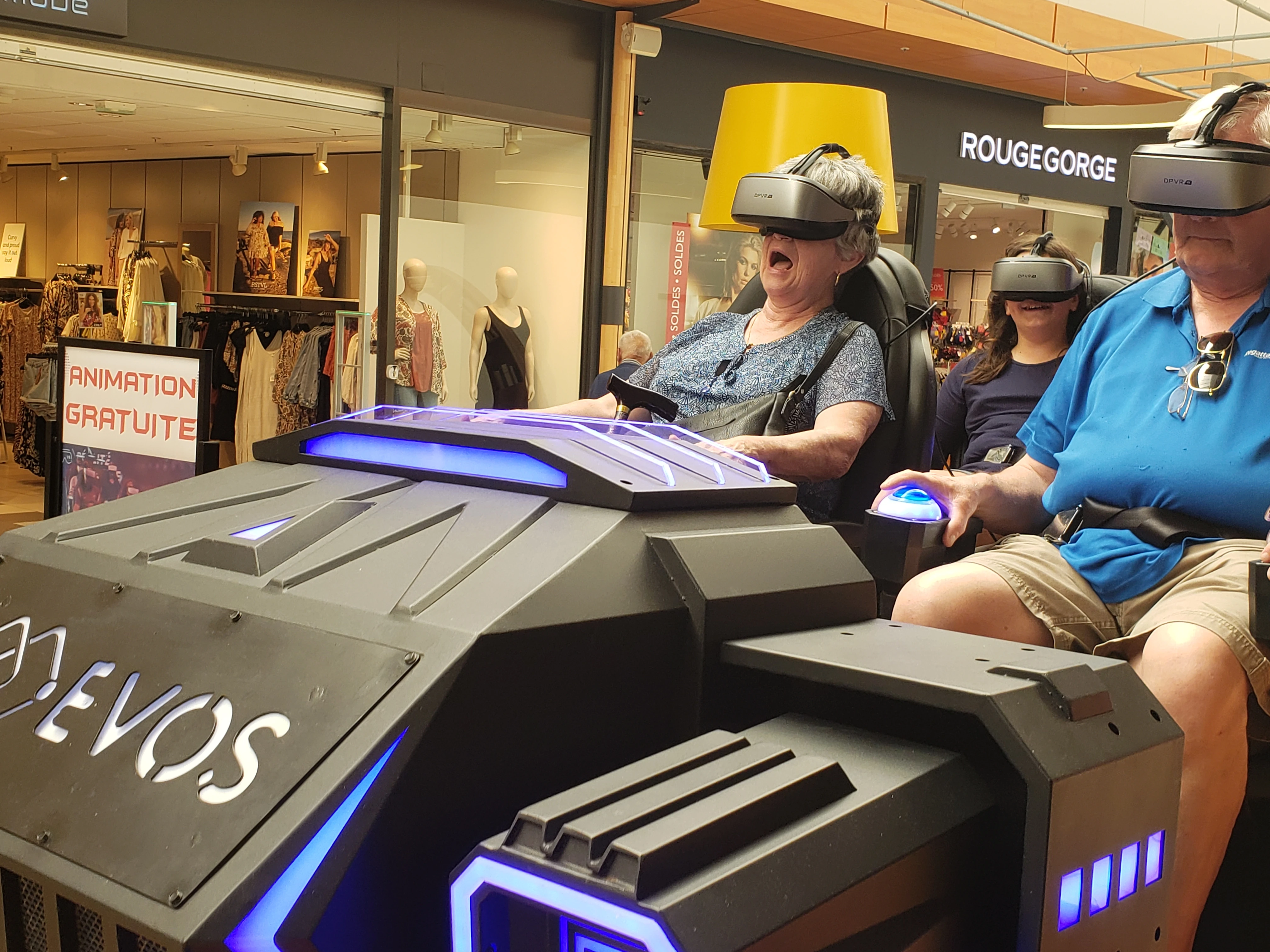 Simulateur VR avec visiteurs dans un centre commercial